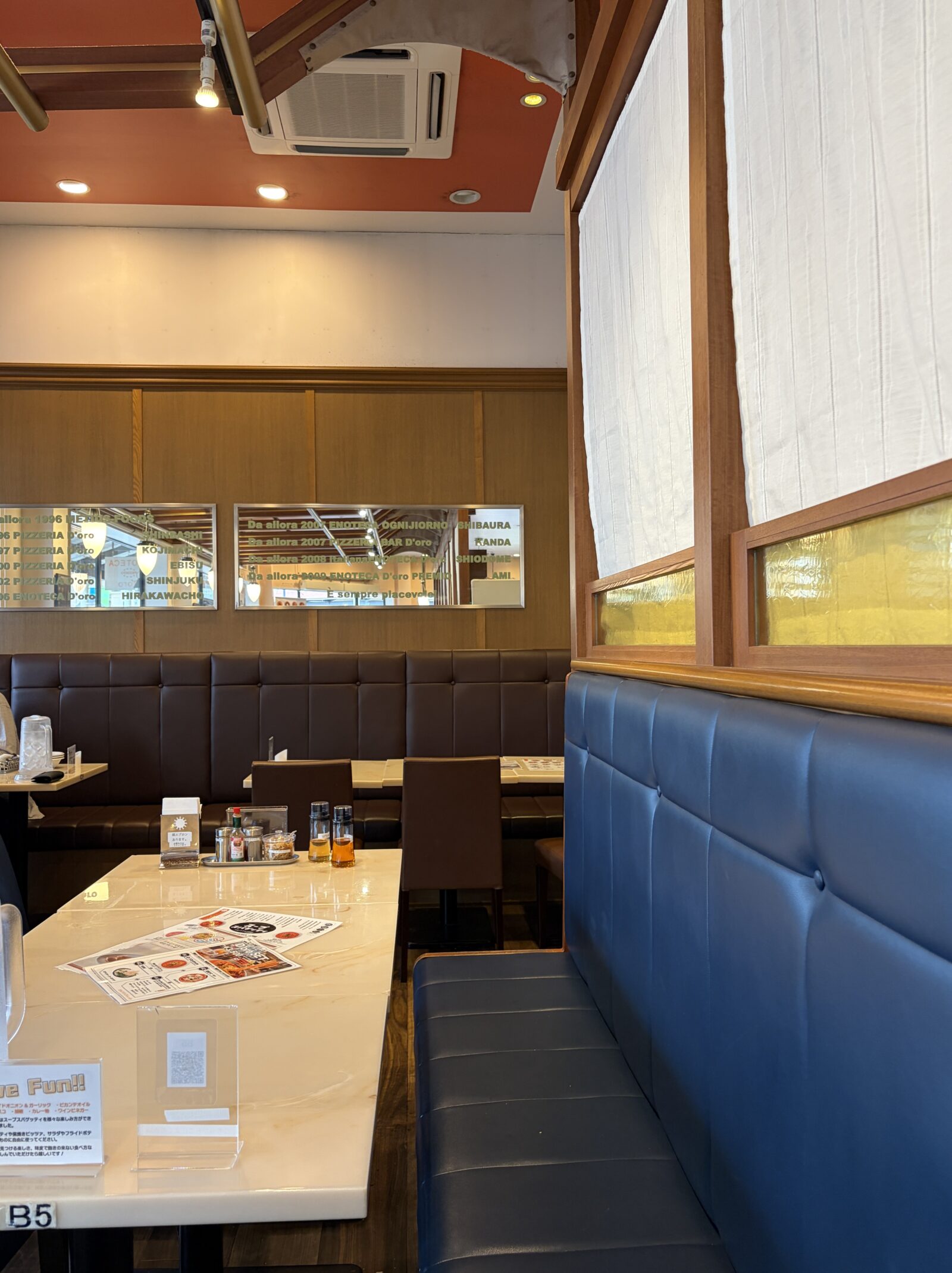 阿見町 Enoteca D'oro Premio の店内 テーブル席とベンチソファ席