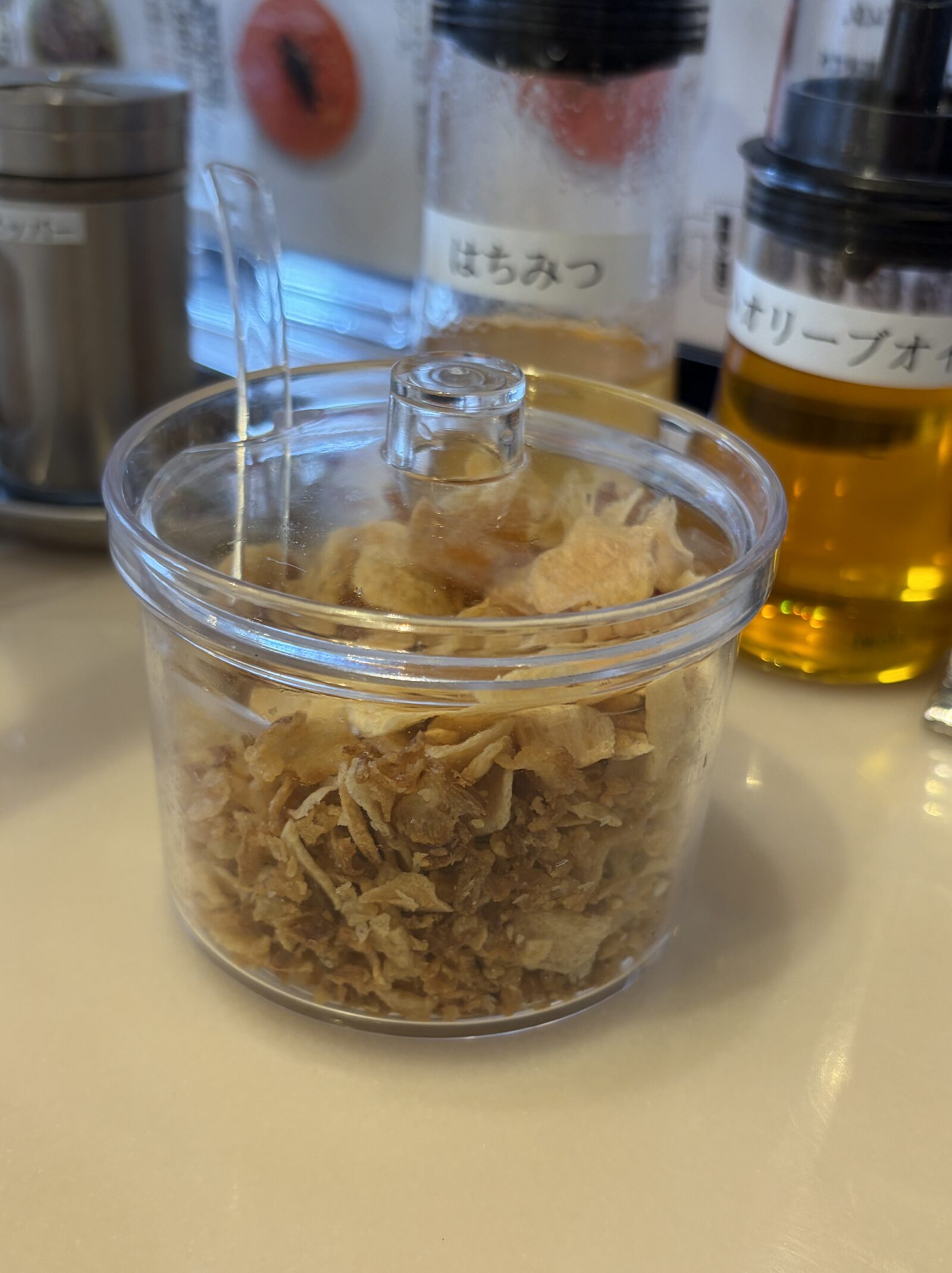阿見町 Enoteca D'oro Premio の卓上のニンニク系トッピング
