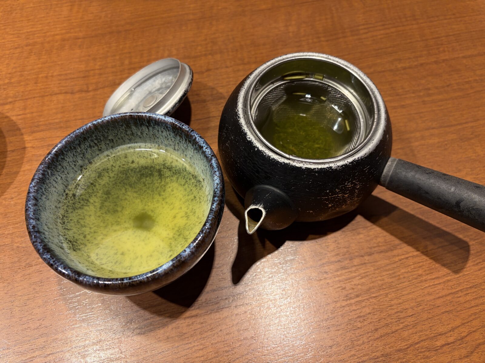 つくば・坂東太郎 研究学園総本店の急須と湯のみのお茶