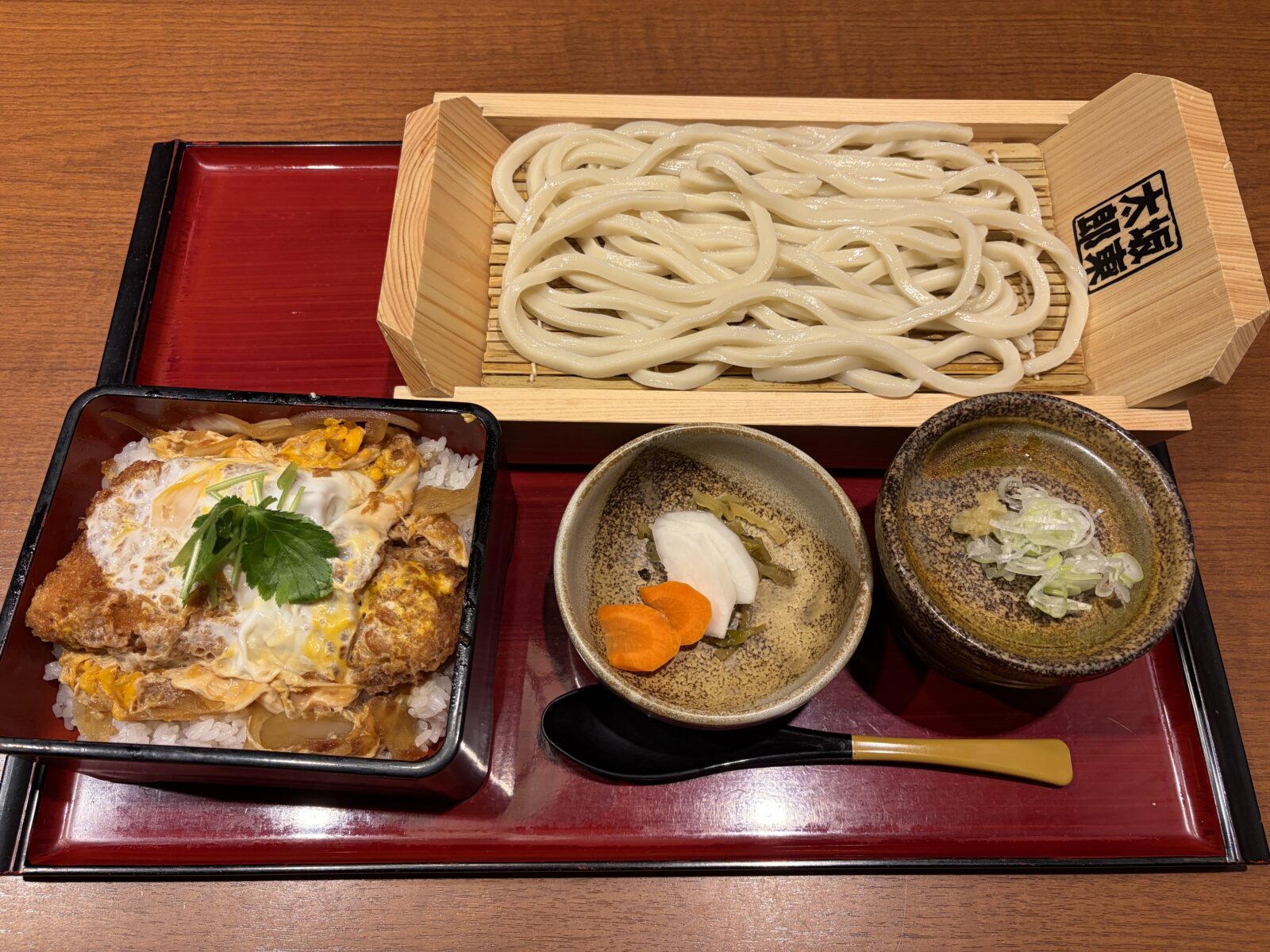 つくば・坂東太郎 研究学園総本店の極かつ重とうどんのセット